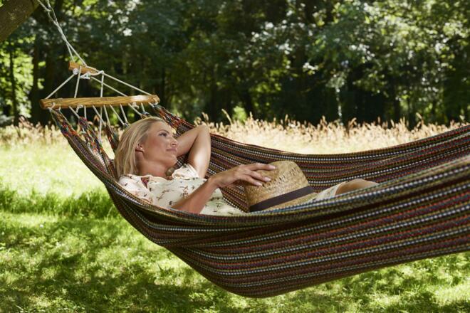 Schaukeln im Park in der Hängematte