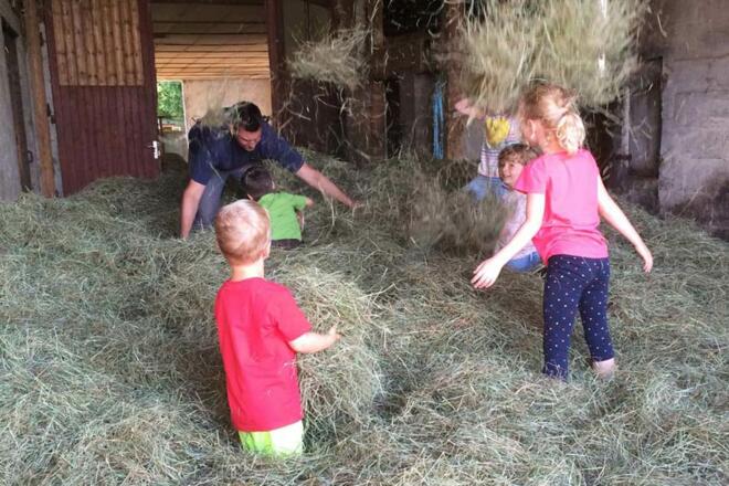 Immer lustig in der Heuhüpfburg