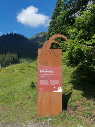 Informationstafeln entlang des Weges