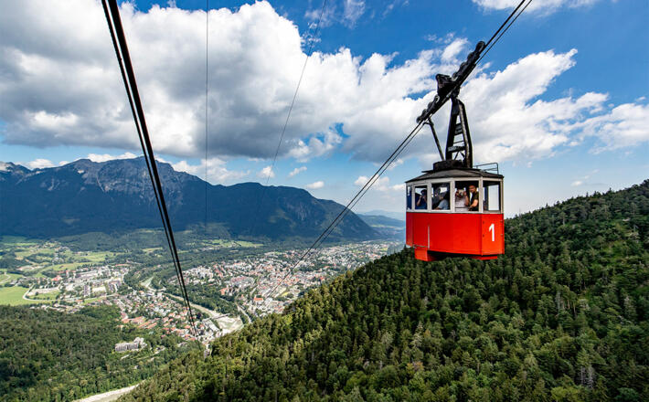 Die Predigtstuhlbahn hoch über der Alpenstadt Bad Reichenhall
