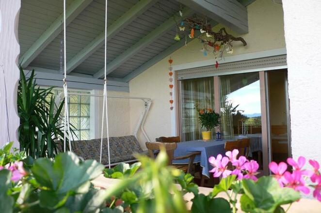 Großer überdachter Balkon mit Hollywoodschaukel