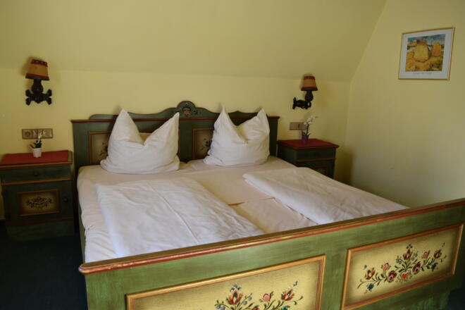 Doppelbett im Dreibettzimmer