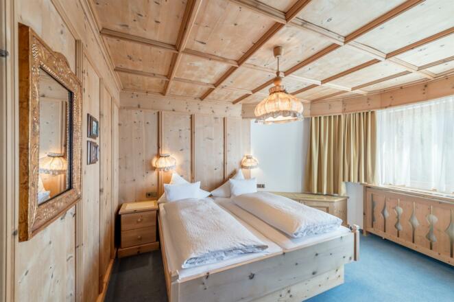 Schlafzimmer im Tiroler Stil