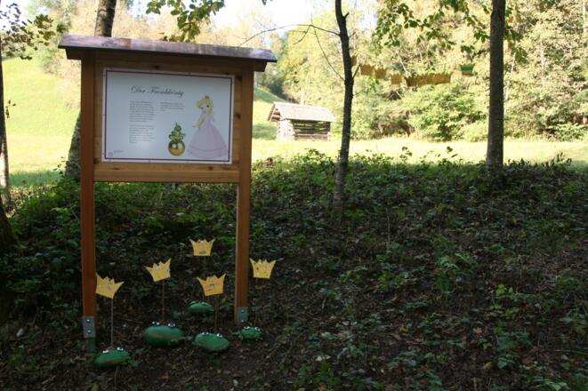 Der Froschkönig - ein Märchen, welches entlang des Weges erzählt wird