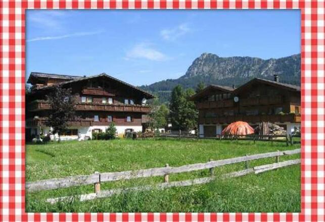 Im Haupthaus befinden sich drei helle Doppelzimmer und eine neu eingerichtete Ferienwohnung.