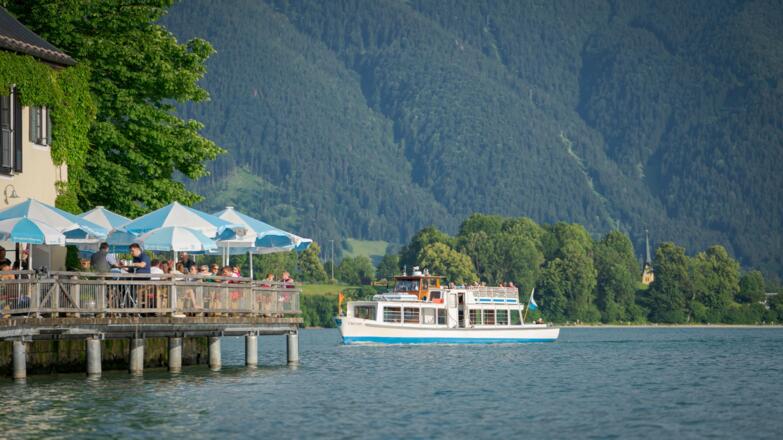 Ein Boot legt am Steg in Tegernsee Stadt an