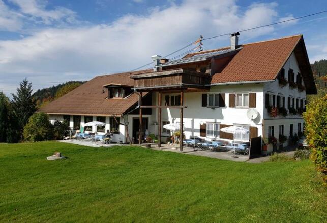 Das Gasthaus >Lochbihler in herrlicher Lage mit tollem Weitblick.