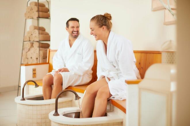 Fußsprudelbecken im Wellnessbereichb