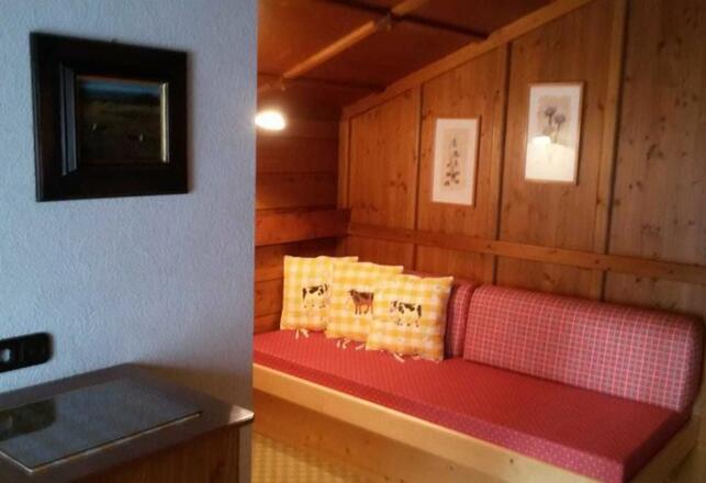 100 m2 Wohnung Gaishornblick-Wohnstube mit Sitz- und Essecke, Zugang auf den Südbalkon.