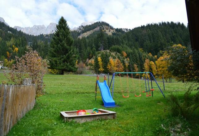 Garten mit Spielplatz
