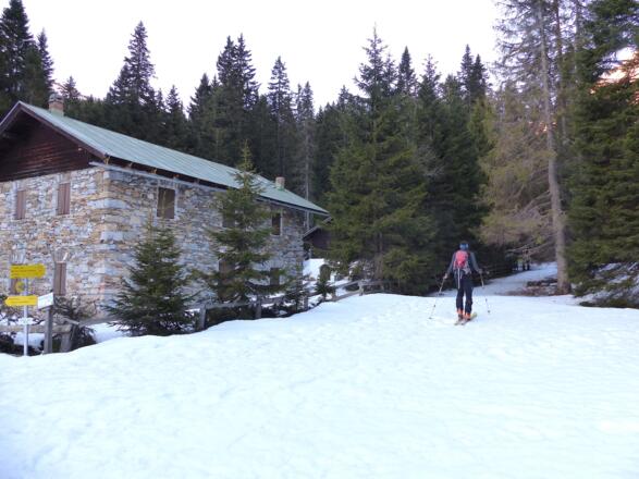 Gleich am Ende des Sees passiert man ein Steinhaus und tritt kurz in einen Waldabschnitt ein.