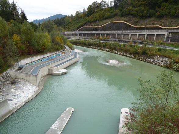 Der Blick von der Staumauer auf die Salzach und die Fischwanderhilfe.