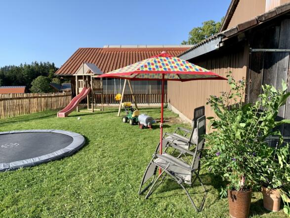 Bei uns im Garten - viel Platz für Ihre Kinder zum Spielen und Toben