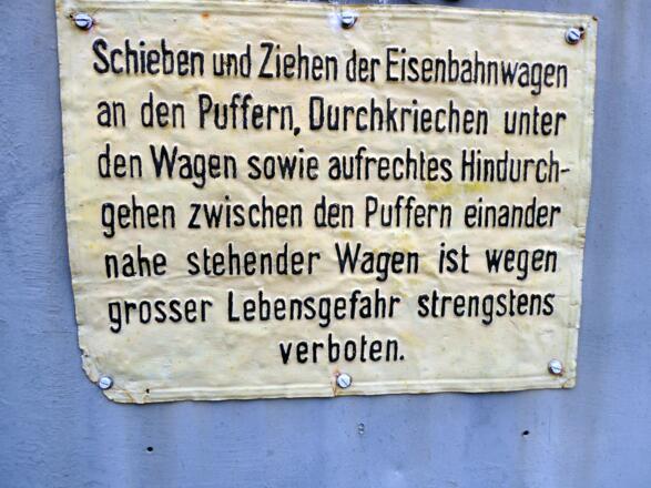 In den 1930-er Jahren wurde auf den Warnschildern an alle Eventualitäten gedacht.