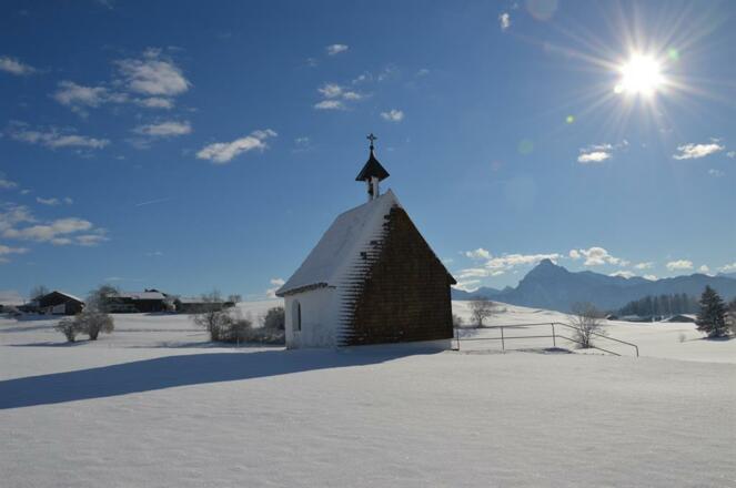 Ortskapelle mit Bergblick