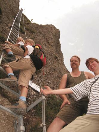 steineberg-leiter-mit-maedels-und-eltern
