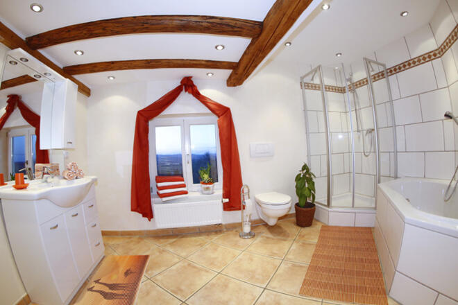 Bad mit Dusche und Badewanne