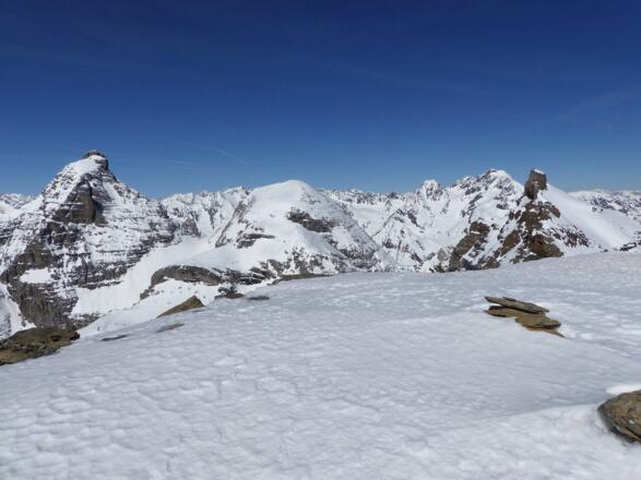 Grandioser Ausblick vom Gipfelplateau auf den mächtigen Pflerscher und Gschnitzer Tribulaun.