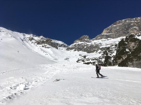 Aufgrund der Steilheit und der Ostausrichtung liegt im unteren Teil nicht selten Lawinenschnee in der Rinne.