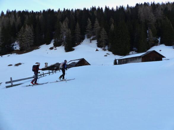 Zeitig in der Früh führt der Anstieg zu Beginn vorbei an der Unter- und Oberreinsalm.