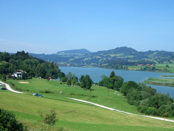 Badeplatz mit Beachplatz Hintergrund Stoffelberg
