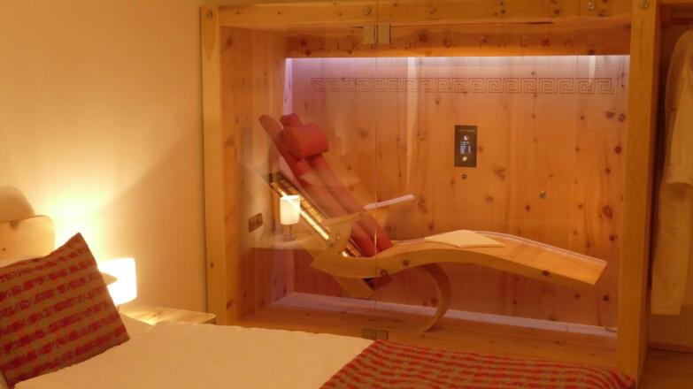 Großes Schlafzimmer mit wohltuender Zirbentherme