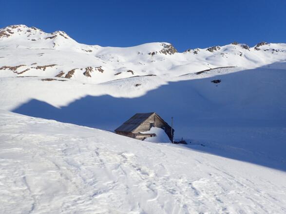 Nach der Hütte steuert man auf das Ebeneck zu und verlässt den Anstieg zur Romatenspitze