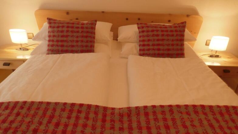 Schlafzimmer in Zirbenholz