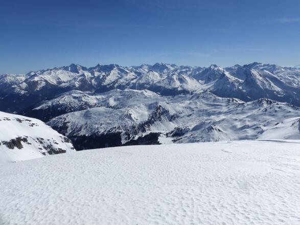 Tiebflick auf die Brennerberge und im Hintergrund grüßen die Zillertaler Alpen herüber.