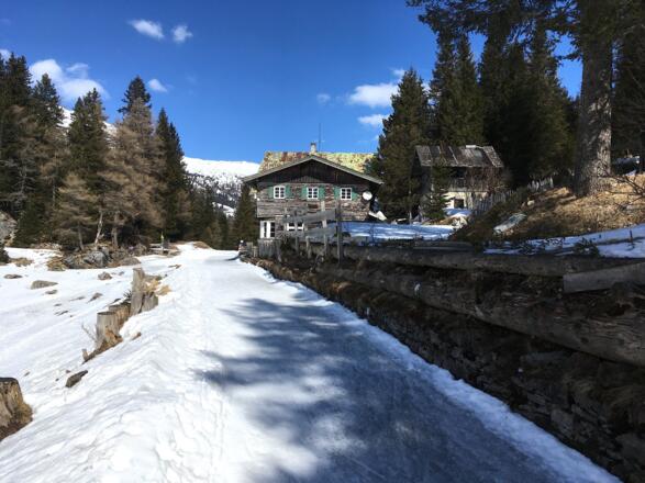 Verlassen steht das ehemalige Gasthaus am Obernberger See, welches man auf einem Güterweg passiert.