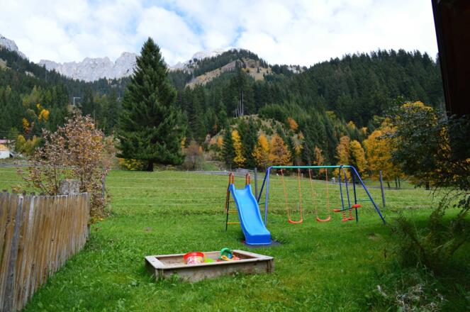 Garten mit Spielplatz