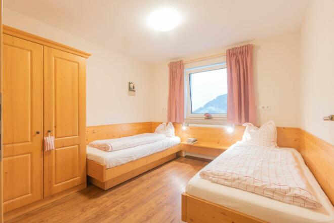 Schlaffzimmer 2 unten (mit eigener Badezimmer)