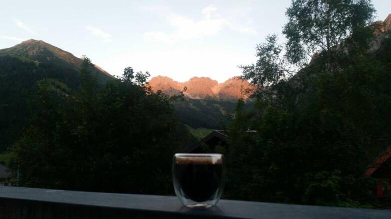 Im Sommer auf Balkon