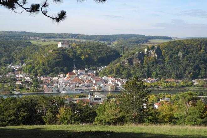 Altmühltal- Blick auf Riedenburg mit Rosenburg