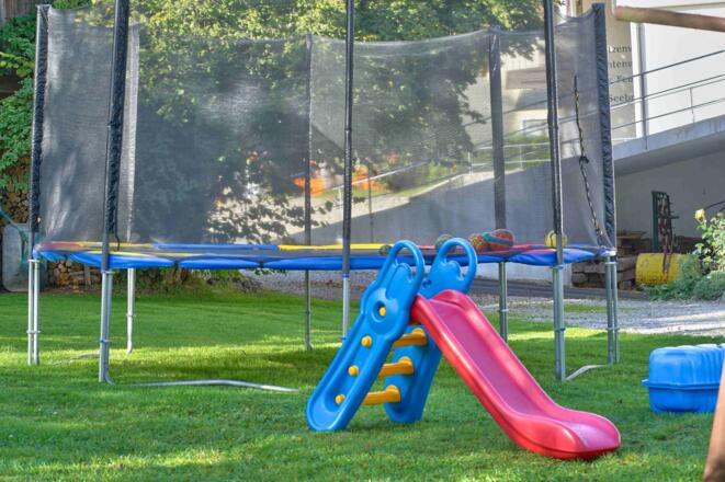 Spielplatz mit Rutsche und Trampolin