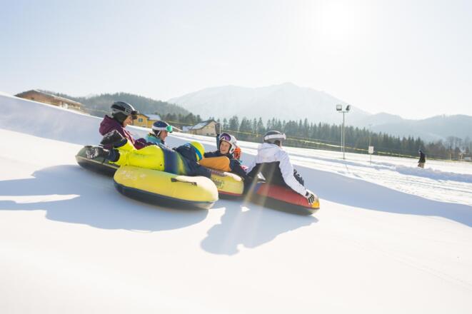 Familie beim Snowtubing