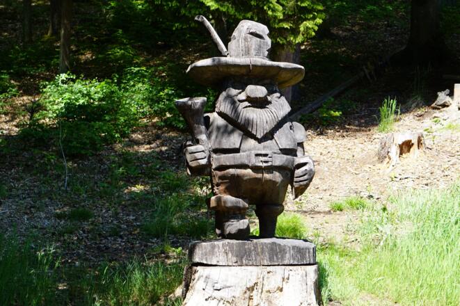 Räuberfigur am Waldsee