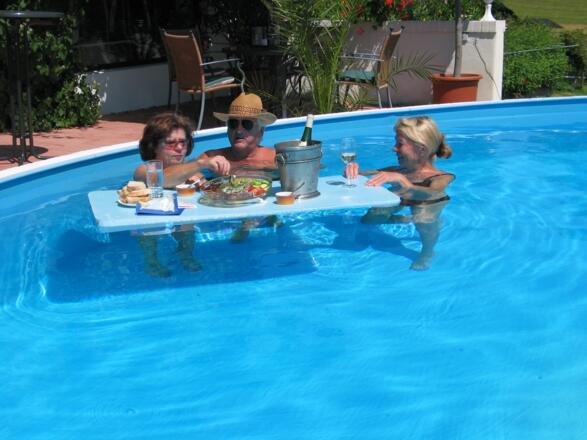 Sekt Frühstück im Pool