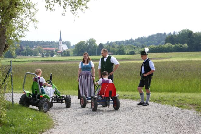 Familienausflug mit Blick auf die Harter Kirche