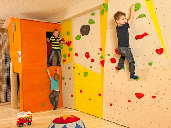 hotelansicht-jufa-hotel-almtal-terrasse-sommer