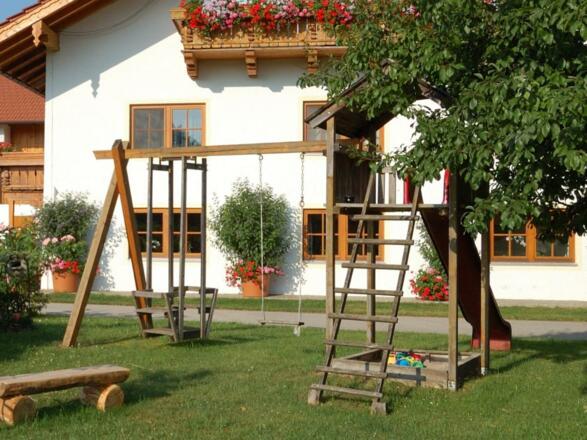 Schaukel und Rutsche am Hof