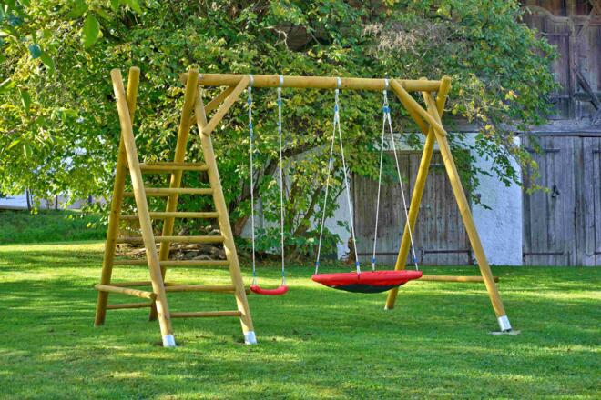 Spielplatz mit Schaukel