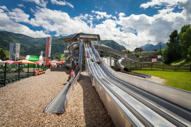 Spaß im Rutschenparadies an der MK Maiskogelbahn Talstation, in Zell am See-Kaprun