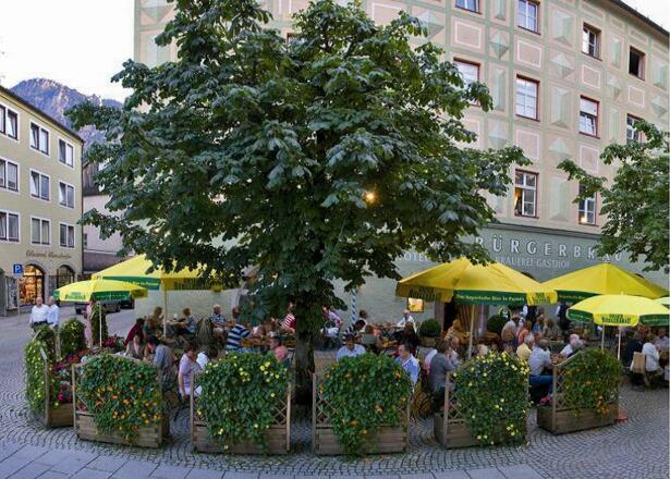 Außenansicht mit Biergarten