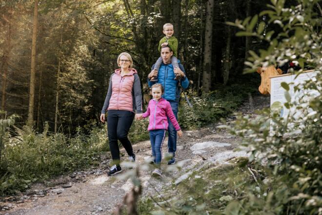 Familie_beim_Wandern