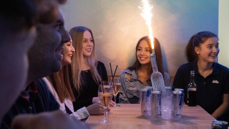 Gastgarten mit Shisha und Getränken