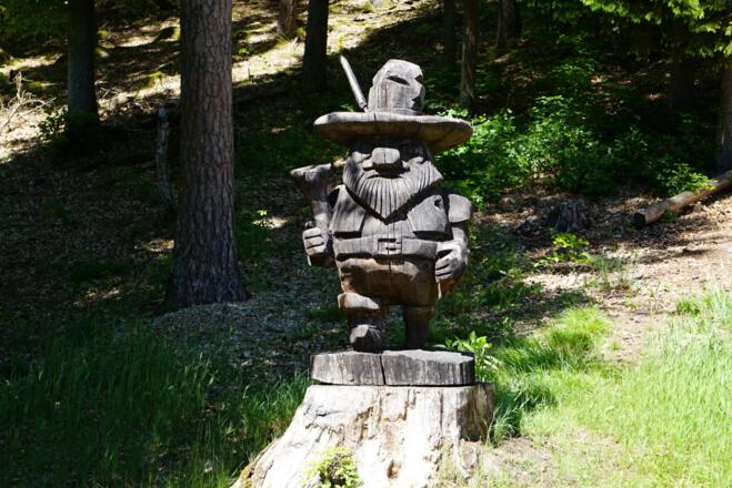 Räuberfigur am Waldsee