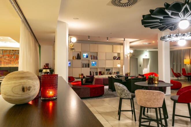 Arte_Linz-Lobby-Abend-11