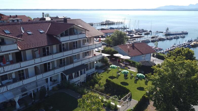 Blick vom Haus zum Hafen
