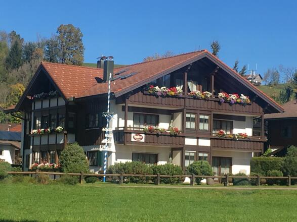 Haus Ansicht S/W Sommer